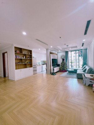 gia đình cần bán căn 3 phòng ngủ góc 128m2 tại toà park 2 vinhomes times city