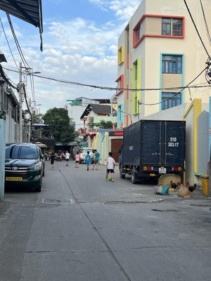 hoài thanh quận 8 ngay cây sung giao bình đông. dt 70m2 nhà 3 tầng giá hơn 6 tỷ. xe tải vô nhà.