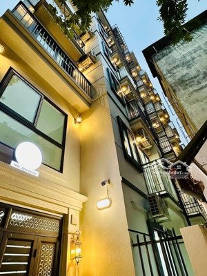 căn hộ dòng tiền phố nguyễn khang dt:180m mt:10m nhà 7t thang máy 36 phòng dòng tiền 2,5 tỷ/năm