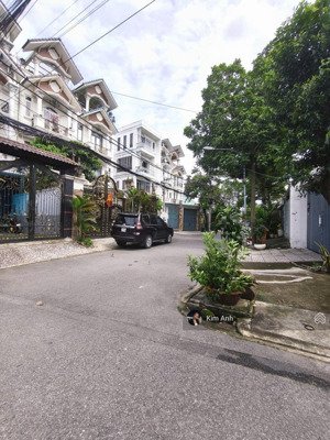 bán nhà góc 2mt kdc hồng long, đường bàn cờ 12m thông ra thẳng trục qlo 13 , dt 80m2( ngang 5m )