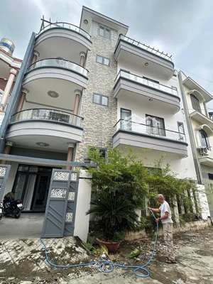 bán nhà siêu đẹp 4 tầng view biển có gara ô tô dt 141,7m2, đường rộng 7m, giá rẻ chỉ 9,3 tỷ