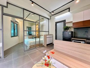 căn hộ 1 phòng ngủ, vách kính sang trọng - đầy đủ nội thất, tiện nghi - cửa sổ trời, gần q1, pn