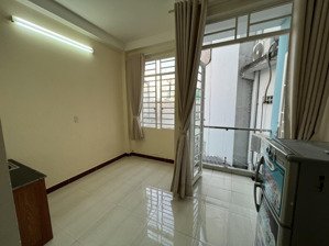 phòng ban công, ngay lầu 1, đối diện đh bách khoa, giờ giấc tự do, không chung chủ. chỉ 4,5 tr