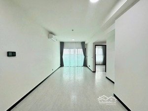 cần cho thuê gấp căn hộ kingdom 101. dt: 73m2, 2pn, 2wc. giá 18tr/th. lh: 