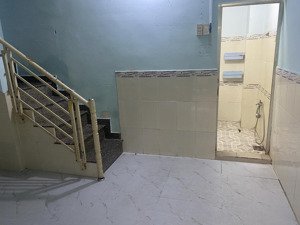 bán nhà 1 trệt 1 lầu ngay chợ thủ đức