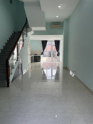 cho thuê nhà phố trục chính dự án trần anh riveside. 95m2. giá 7,5triệu/ tháng.3 máy lạnh.