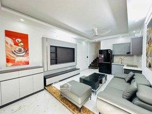 nhà mới xây, full nội thất, ngõ thông kinh doanh, cách phố lớn 10m, công năng đầy đủ 40m2*5 tầng.