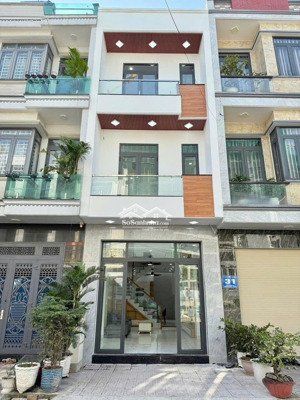 bán nhà 2 lầu gần vincom 550 dĩ an tp hcm; dt 4.2x 15.5m sân thượng sẵn gara để xe; giá 5.7 tỷ tl