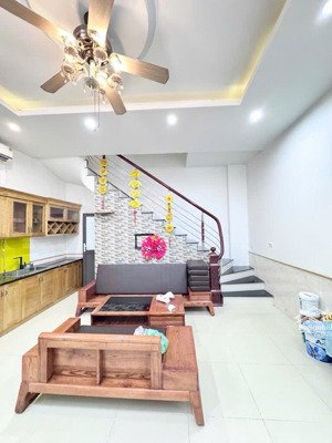 30/35 m 5 tầng mt 5m3 đàm quang trung , long biên. 7 chỗ vào nhà . đường xe tải . giá 9.9 tỷ