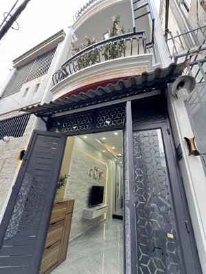 diện tích to- 3 phòng ngủ- giáp bình thạnh- full nội thất- đg quang trung