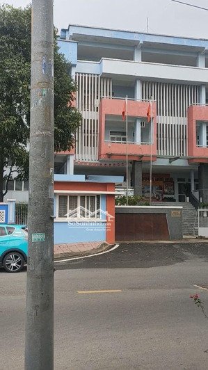 nhà 66m2 đầy đủ nội thất có máy rửa chén. cách mặt tiền đường lớn 2 căn