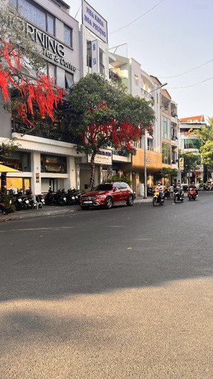 ngay phan xích long p.2 phú nhuận, sát quận 1, dt gần 200m2 hơn 40t (6x32) 3 tầng, khu xd 7 tầng.