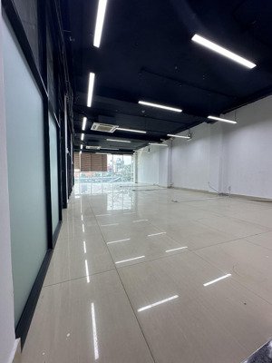 cho thuê vp bến vân đồn 140m2 view sông thoáng được đặt bảng hiệu