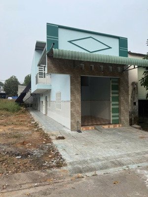 kẹt tiền bán dãy trọ 150m2 ngay kcn bàu bàng, giá 1 tỷ 190, sổ sẵn, dòng tiền sẵn 10tr/ tháng