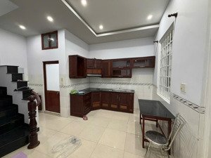 chính chủ cần bán nhà hẽm lớn.