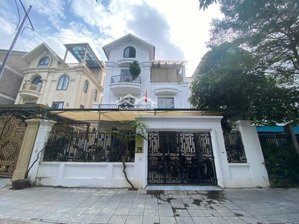 cho thuê biệt thự sân vườn thành phố giao lưu, phạm văn đồng 240 mét 4 tầng mới đẹp