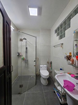 mặt tiền chấn hưng giáp q. 10 .đoạn đẹp nhất đối diện trường thcs mạc đĩnh chi.dt 4.1 x 18.5m kc 4t