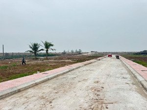 đặc khu kinh tế ninh cơ - tâm điểm đầu tư mới
giá chỉ 1,6tỷ- 1,7tỷ, bán đất quất lâm, nam định