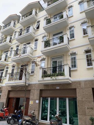 cho thuê liền kề tại nguyễn huy tưởng. dt: 75 m2 * 5 tầng, mt: 5 m, chia phòng, thang máy