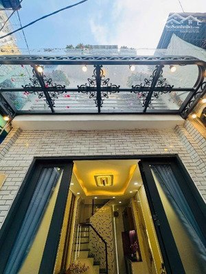 cơ hội sở hữu nhà mới 100% tại trung tâm quận 3, chỉ cách mặt tiền cách mạng tháng 8 vài bước chân.