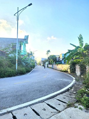 cc gửi bán lô đất thôn đông, lâm động, diện tích 80,5m. bước 3 bước ra mặt đường thôn trải nhựa.