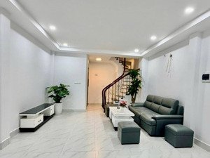 hiếm! liễu giai, sát phố 1'' ra ôtô, trước nhà 3gác đua, xây mới sáng thoáng, sân xe, ở ngay, 42m2