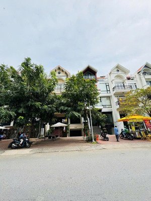 kdc him lam!! bán gấp nhà mt hoàng trọng mậu - quận 7 - dt 7,5x20m - giá 63 tỷ