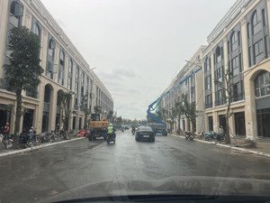 cho thuê liền kề gần hồ vinhomes cổ loa phân khu tịnh vượng gần nhà xe đường to nên rất dễ để xe