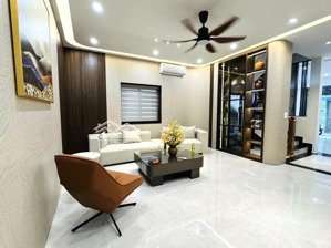 chính chủ bán gấp nhà lĩnh nam 38m,5 tầng 8,5t. mặt tiền rộng ,lô góc,mặt ngõ 3 gác