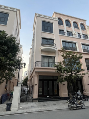 cần tiền bán gấp xẻ khe 91m2 vin2 hoàn thiện 2 tầng , sẵn dòng tiền cho thuê ,gần công viên bể bơi.