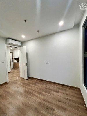 chính chủ cho thuê studio 32m toà i1 imperial vinsmart giá 8.000.000 vnđ miễn phí dịch vụ