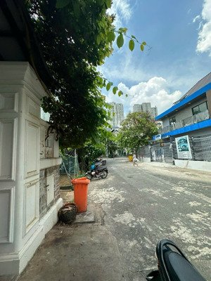 bán nhà mt quốc hương, thảo điền, quận 2. dt: 4.2x27m, 2 tầng. bán 30 tỷ. lh: vũ duy