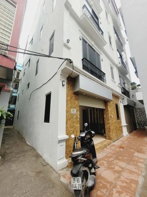 nhà 5 tầng thang máy đẹp.cho thuê nhà phố lê trọng tấn hà đông.diện tích 33m nhà 5t giá 12 triệu