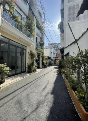 deal hời. nhà hẻm nhựa thông - xe hơi ngủ trong nhà- tặng nội thất