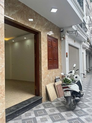 bán nhà mới xây 4 tầng 1 tum,đường to,gần ql32 giá chỉ 4ty9 lh:0373555511