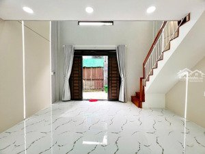 nhà ngay tô ký, diên tich 5x8,. thiêt kế 1 trệt 1 lưng gồm 2 pn, 2wc nội thất đầy đủ.