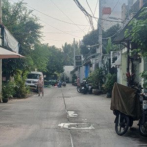 6 tỷ 990 thương lượng, nhà mới 3 tầng, đường 8 mét, diện tích : ngan 4 mét - dài 16 mét.