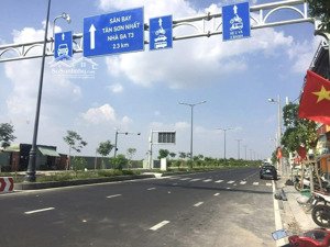 nhà cạnh sân bay , công viên lưu chí hiếu 60 m 3 pn hẻm oto thông 6 m 5.6 tỷ