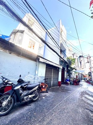 bán nhà đ.đoàn văn bơ, nhà 2 mt hẻm, trước nhà rộng 4m, luu thông tôn đản, nguyễn tất thành.