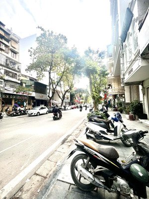 đi mỹ bán gấp nhà mặt phố thi sách lô góc, 62m2 , 3 tầng, mặt tiền 4.2m giá 40 tỷ thương lượng