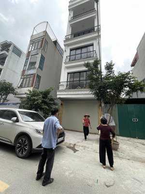 bán nhà long biên kế bên trường quốc tế. cạnh biệt thự của doanh nhân logistic