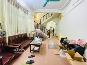 cho thuê nhà phúc đồng - long biên
100m x 3 tầng giá 8tr - gần đủ đồ - ô tô để trong sân.