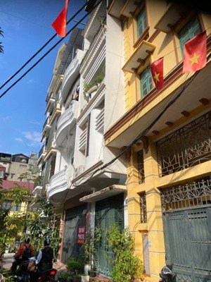 chỉ 8,65 tỷ có nhà trung tâm cầu giấy ở ngay cho vợ chồng trẻ, chợ trường ngay nhà, dân trí cao