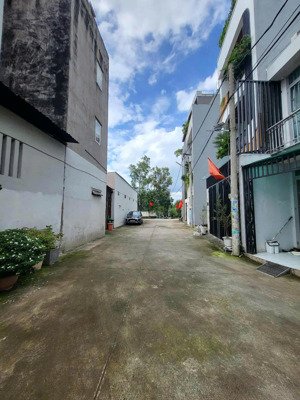 lô đất 85m, nở hậu, hướng đông. hẻm 5m thuộc khu dân cư khép kín - an ninh. chỉ 3p ra xa lộ hà nội