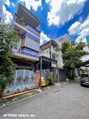 nhà dt: 4,5x14,5m (65m2), mặt tiền đường nhựa có lề 8m, q.7. chỉ 6,3 tỷ