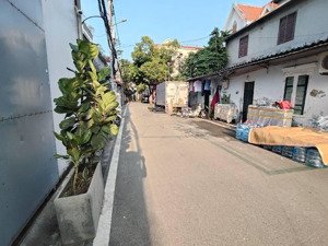 chủ cần thanh khoản gấp. thẳng tay giảm chào 2 tỷ. giá đầu tư. trước nhà ô tô tránh thoải mái