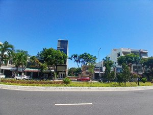 bán cặp đất hồ xuân hương, xây khách sạn, gần biển