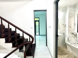 ngay gần ngã tư xala. nhà 5 tầng .6 ngủ.mặt ngõ trước nhà 3m. gần trường c1,2 kiến hưng.