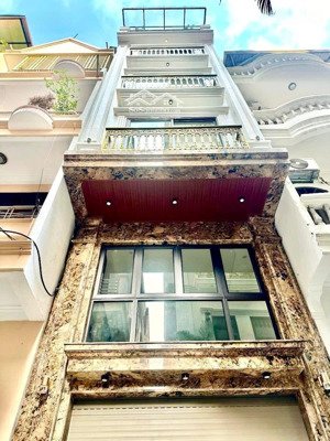 gấp, giảm giá lần 2, nhà đẹp hoàng cầu, 38m2-5 tầng, thông sàn, full nội thất