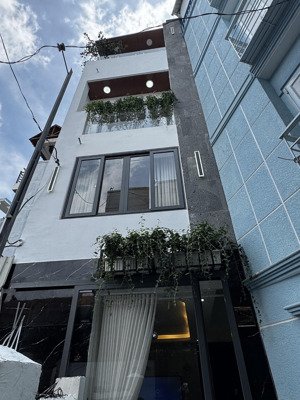 nhà 3 tầng mới tinh, ngay cầu công lý, giáp quận 1, tặng nội thất cao cấp.